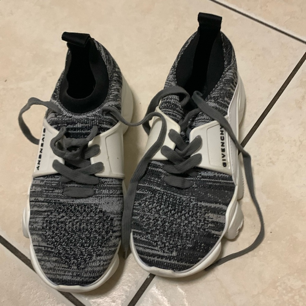 Authentic givenchy. U S. 6.5 i